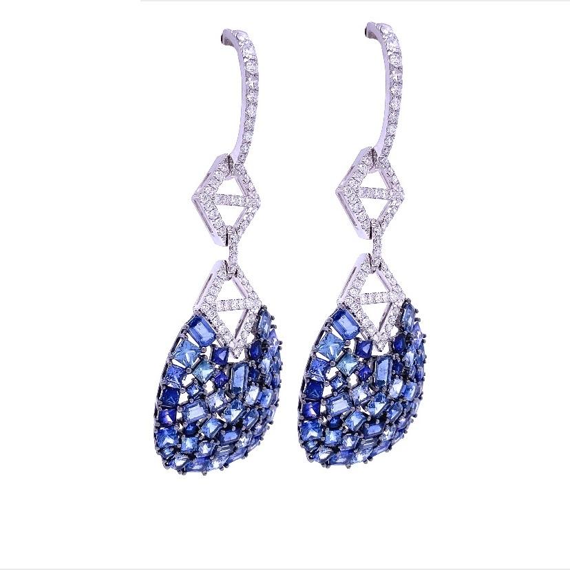 RUCHI Weißgold-Kronleuchter-Ohrringe mit gemischten Formen, blauem Saphir und Diamanten (Gemischter Schliff) im Angebot