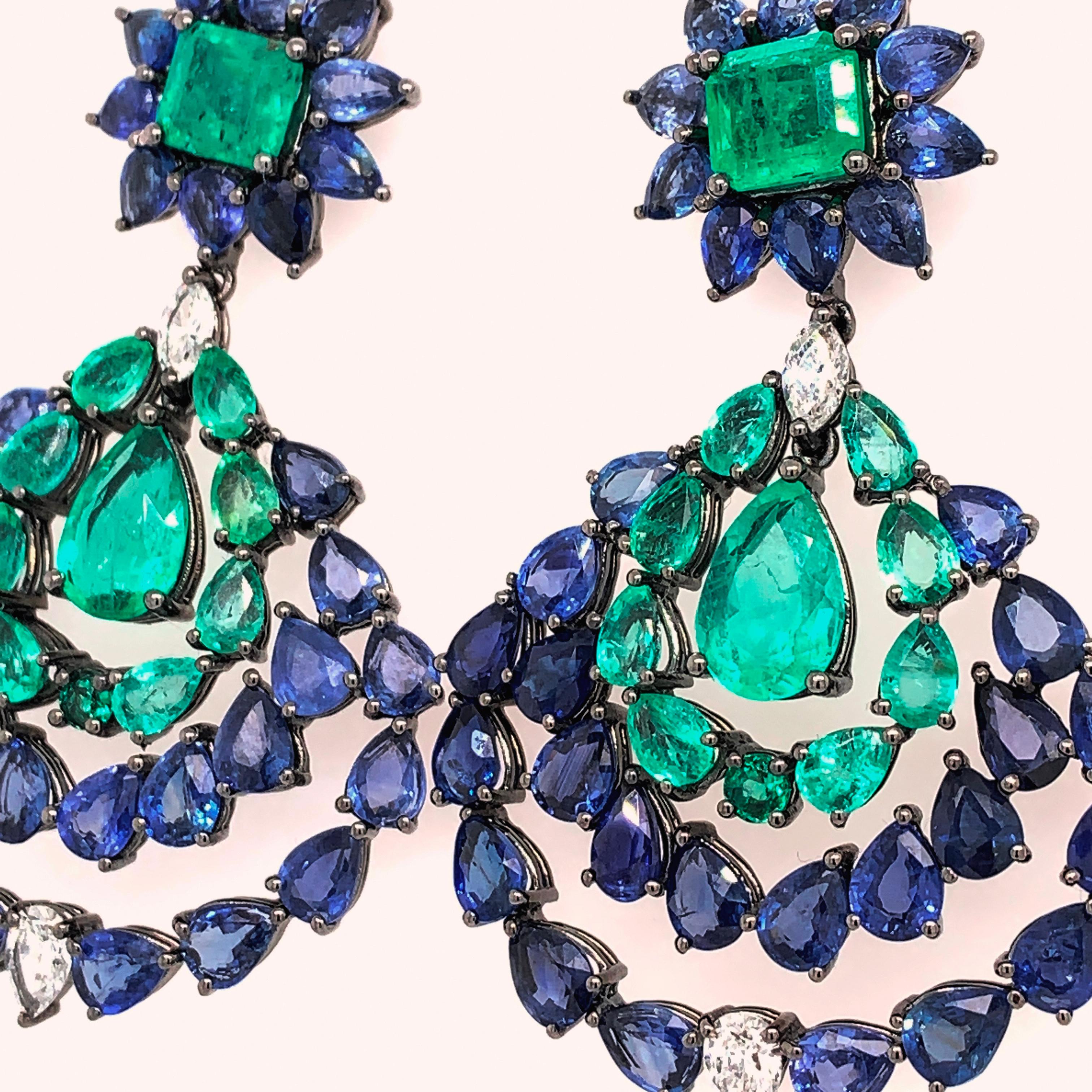 Contemporain RUCHI Boucles d'oreilles chandelier saphir bleu, émeraude et diamant en rhodium noir en vente