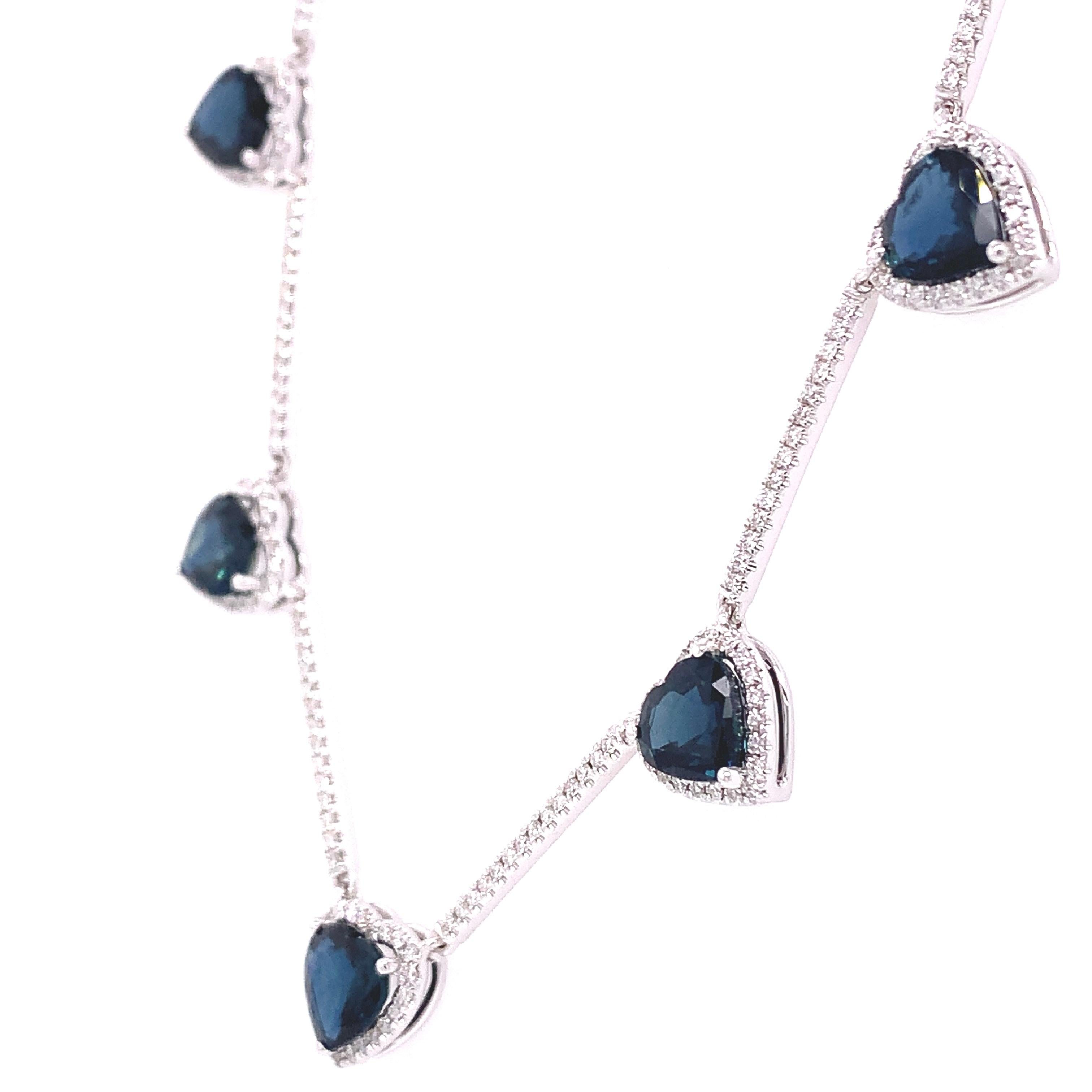 Contemporain RUCHI Collier en or blanc avec saphir bleu en forme de cœur et diamant en vente