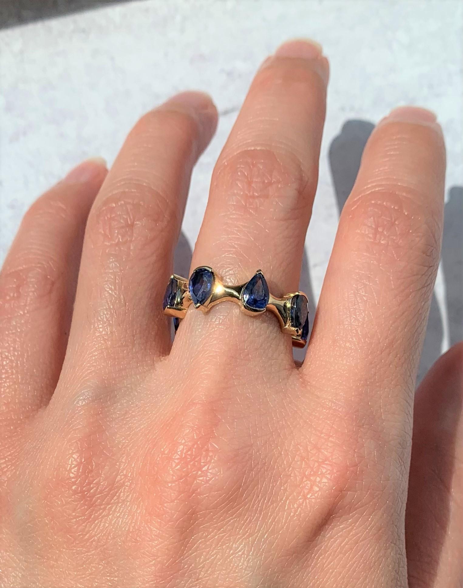 Taille poire RUCHI Bague ondulée alternant saphir bleu en forme de poire en vente