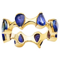 RUCHI Ring mit abwechselnd birnenförmigem blauem Saphir in Gelbgold und gewelltem Ring