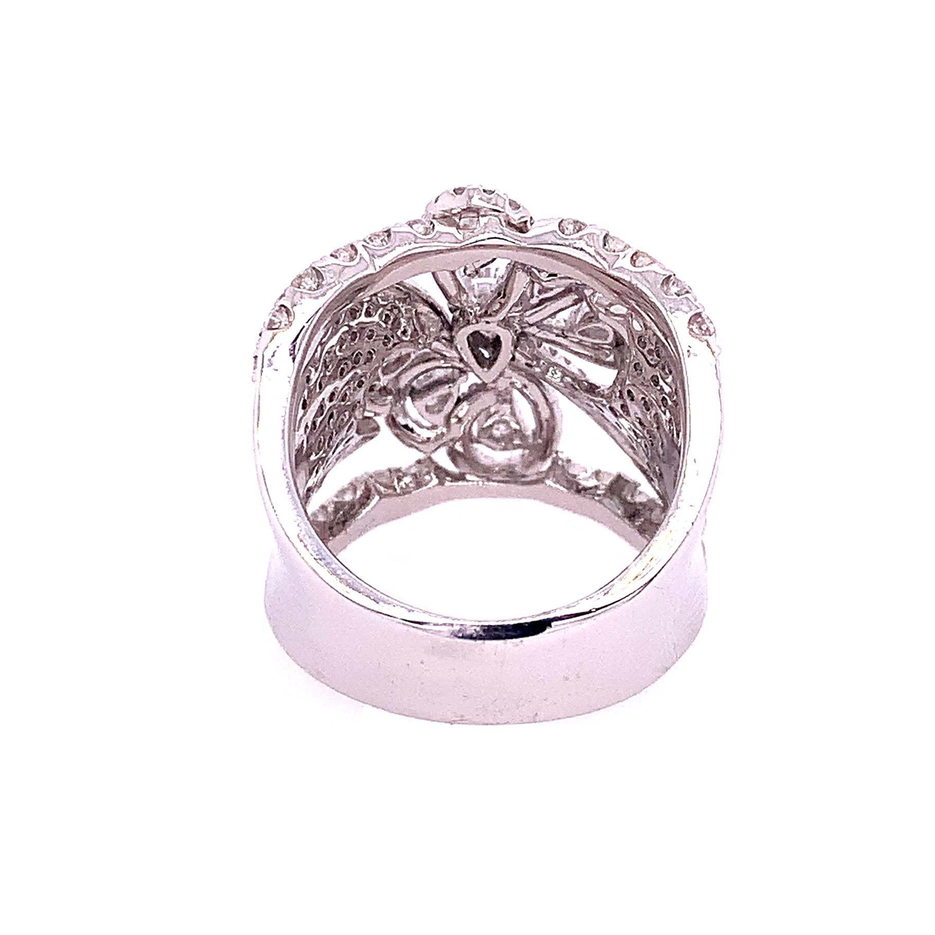 Contemporain RUCHI Bague cocktail en or blanc avec diamants de formes mixtes en vente