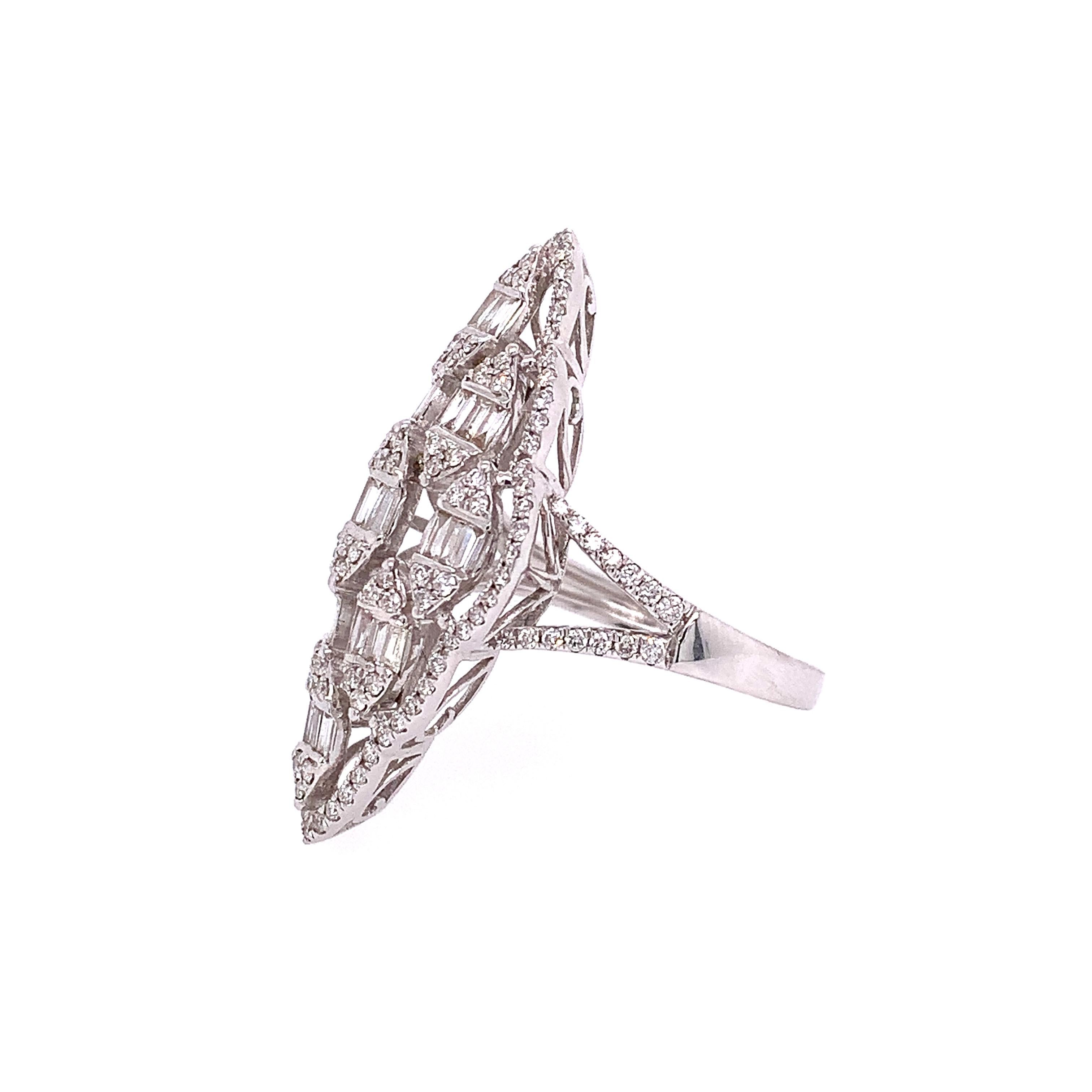 Contemporain RUCHI Bague cocktail en or blanc de forme marquise avec diamants baguettes en vente