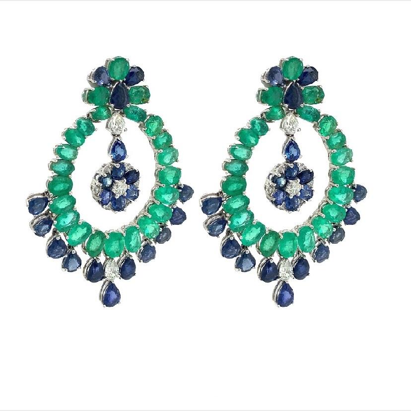 RUCHI Kronleuchter-Ohrringe mit Diamanten, Smaragden und blauen Saphiren (Zeitgenössisch) im Angebot