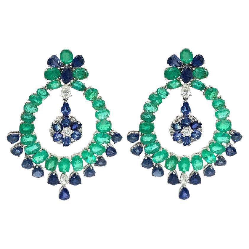 RUCHI Kronleuchter-Ohrringe mit Diamanten, Smaragden und blauen Saphiren im Angebot