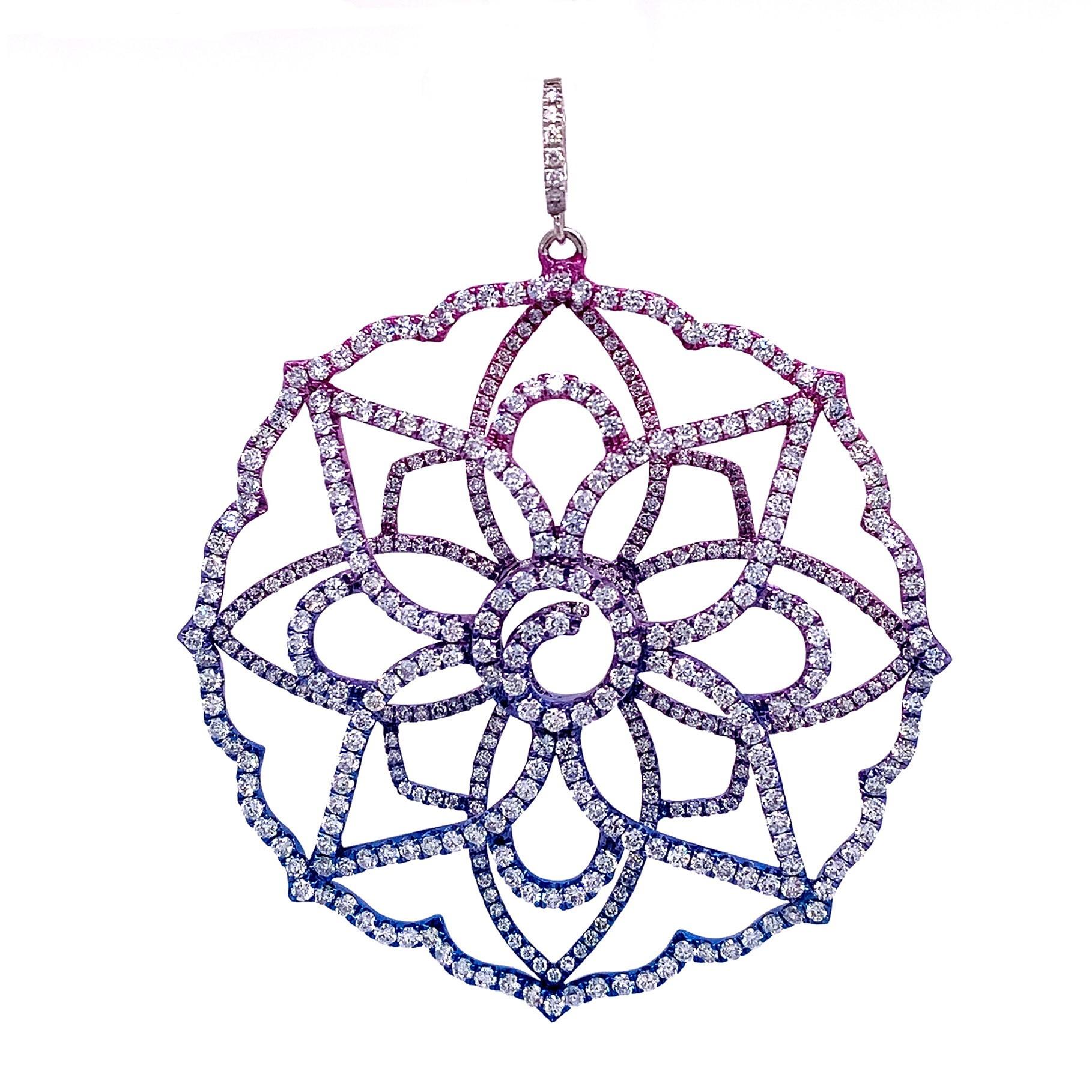 RUCHI Mehrfarbige Rhodium-Halskette mit Diamant-Blumenanhänger und rosa Saphir- Multi-Color (Gemischter Schliff) im Angebot