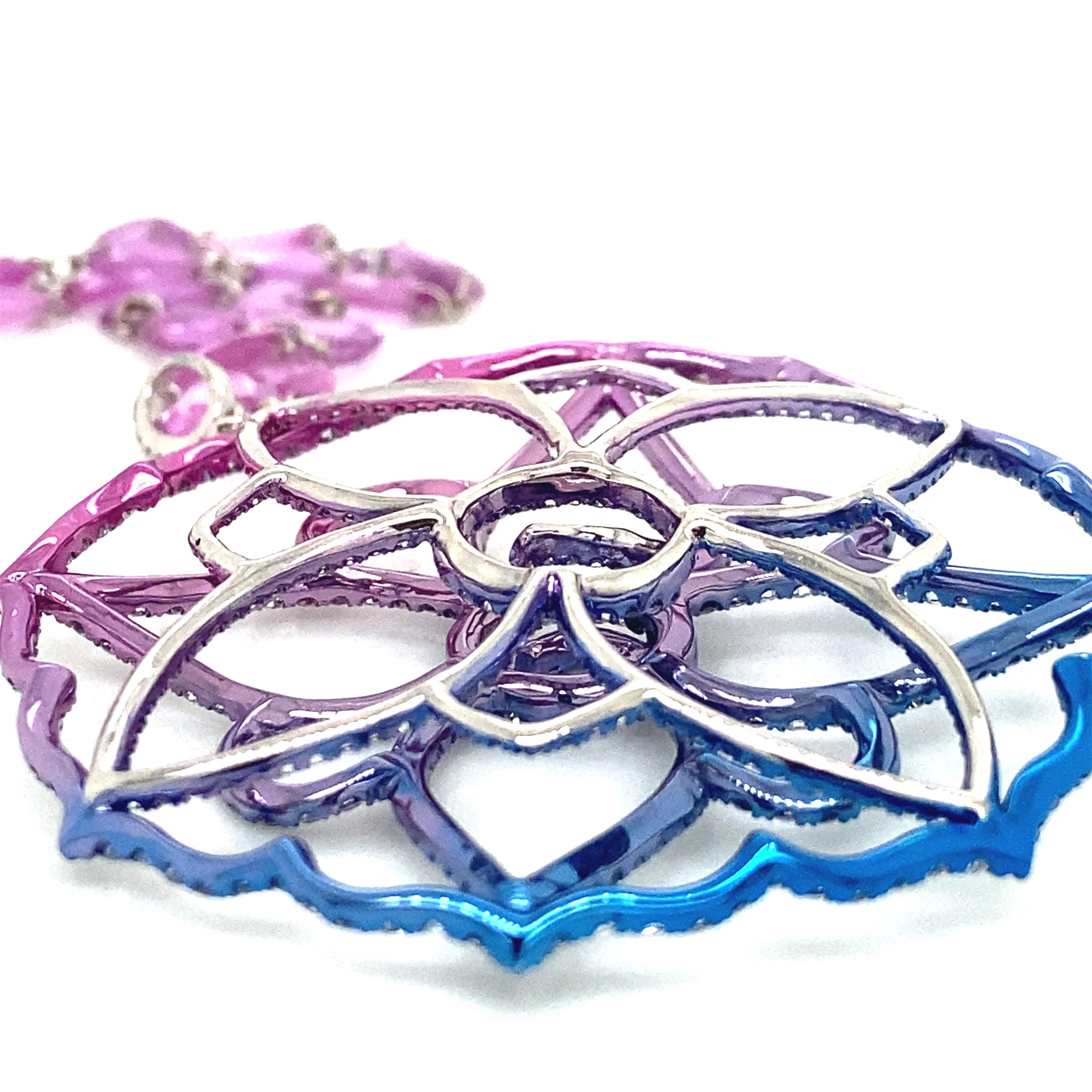 RUCHI Mehrfarbige Rhodium-Halskette mit Diamant-Blumenanhänger und rosa Saphir- Multi-Color (Zeitgenössisch) im Angebot