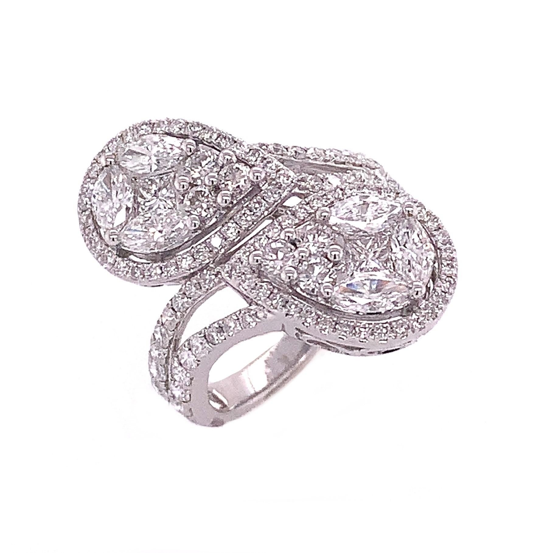 RUCHI Bypass-Ring aus Weißgold mit gemischten Diamanten in Form eines Doppelperlen (Gemischter Schliff) im Angebot
