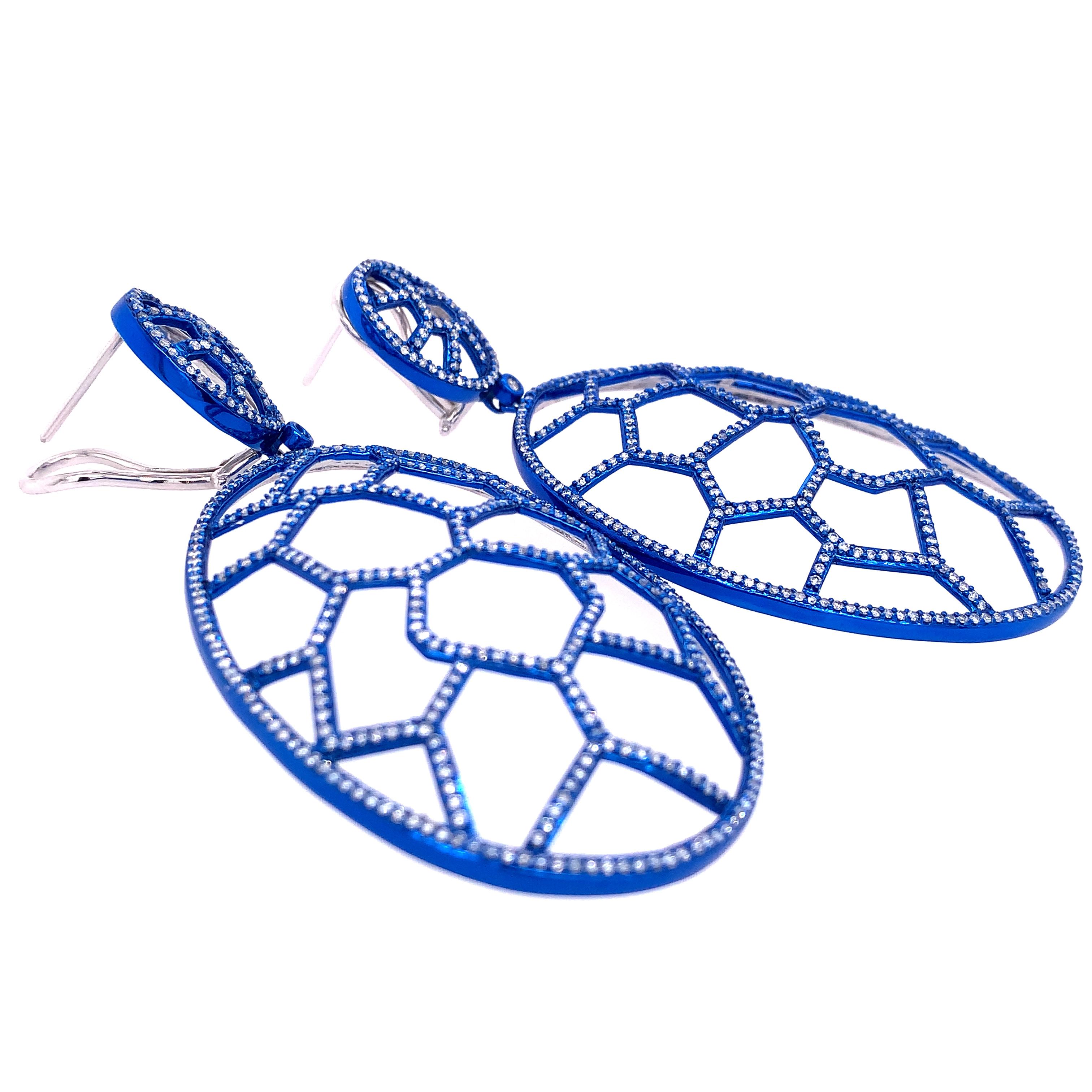 Contemporain RUCHI - Boucles d'oreilles pendantes en forme de peigne de miel, bleu diamant rhodié  en vente