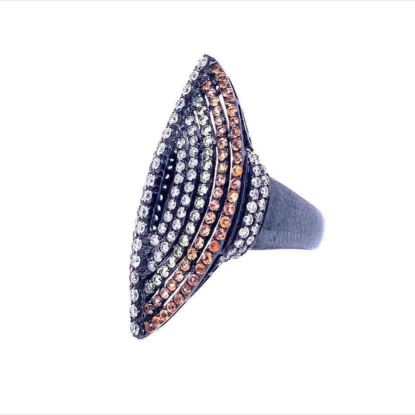 Or noir 18K
Diamant - 1.37ct Poids total.
Saphir orange - 0,81ct Poids total.
Saphir jaune - 1,17ct Poids total.
Tous les diamants sont de qualité G - H/SI
 