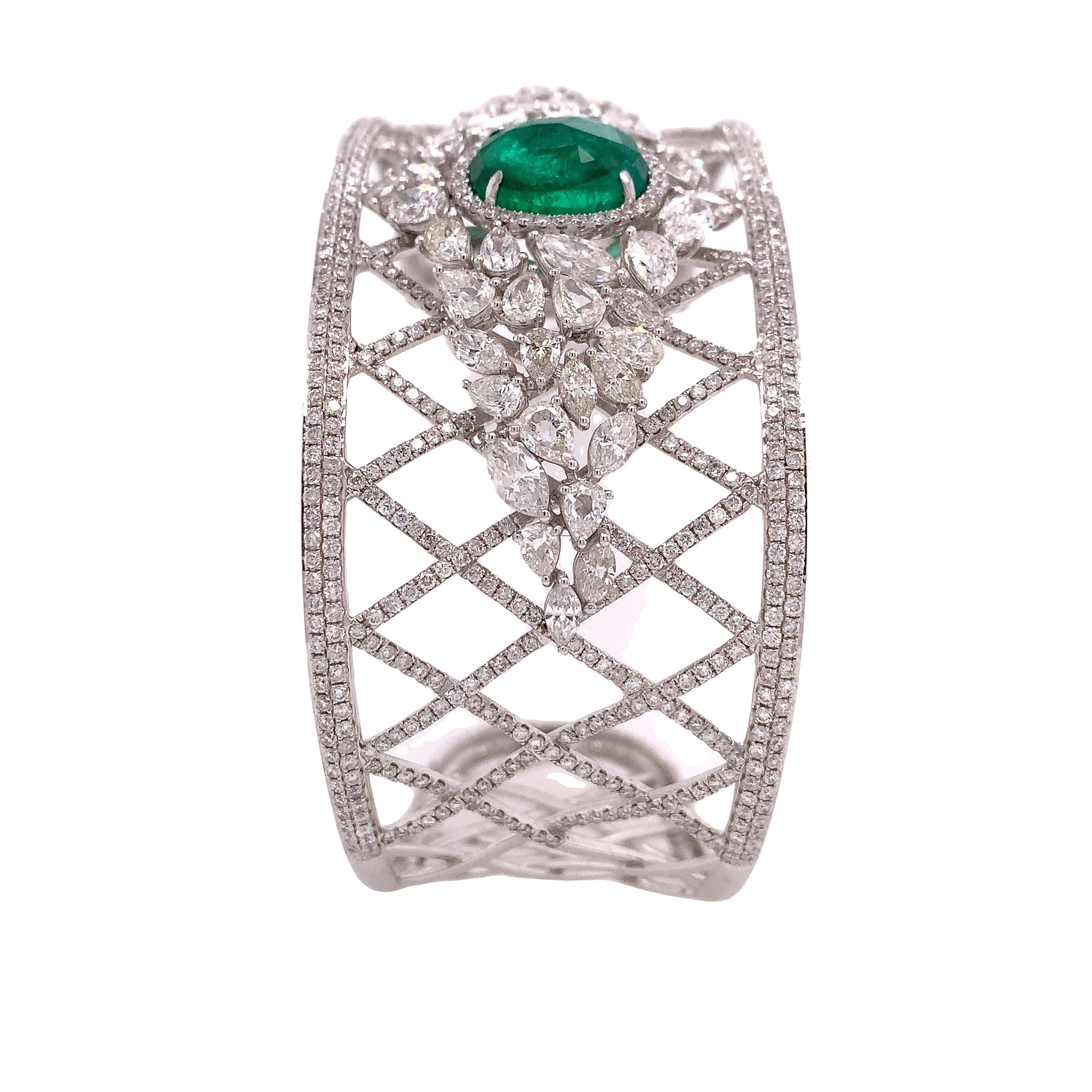 18K White Gold
Emerald: 4.76ct total weight
Diamond: 12.31ct total weight
All diamonds are G-H/SI stones.
