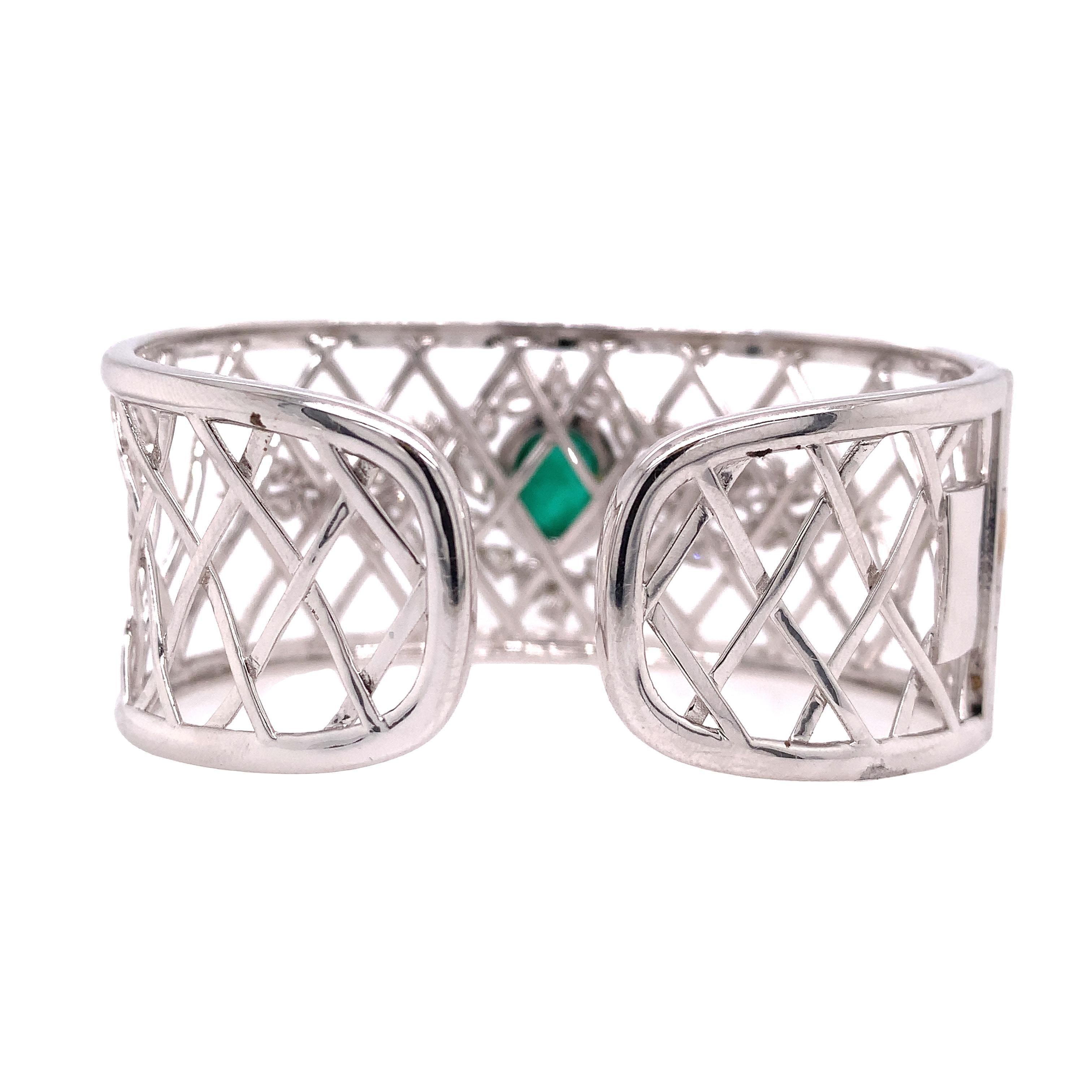 Contemporain RUCHI Bracelet jonc à charnière en or blanc avec émeraude de Colombie ovale et diamants en vente
