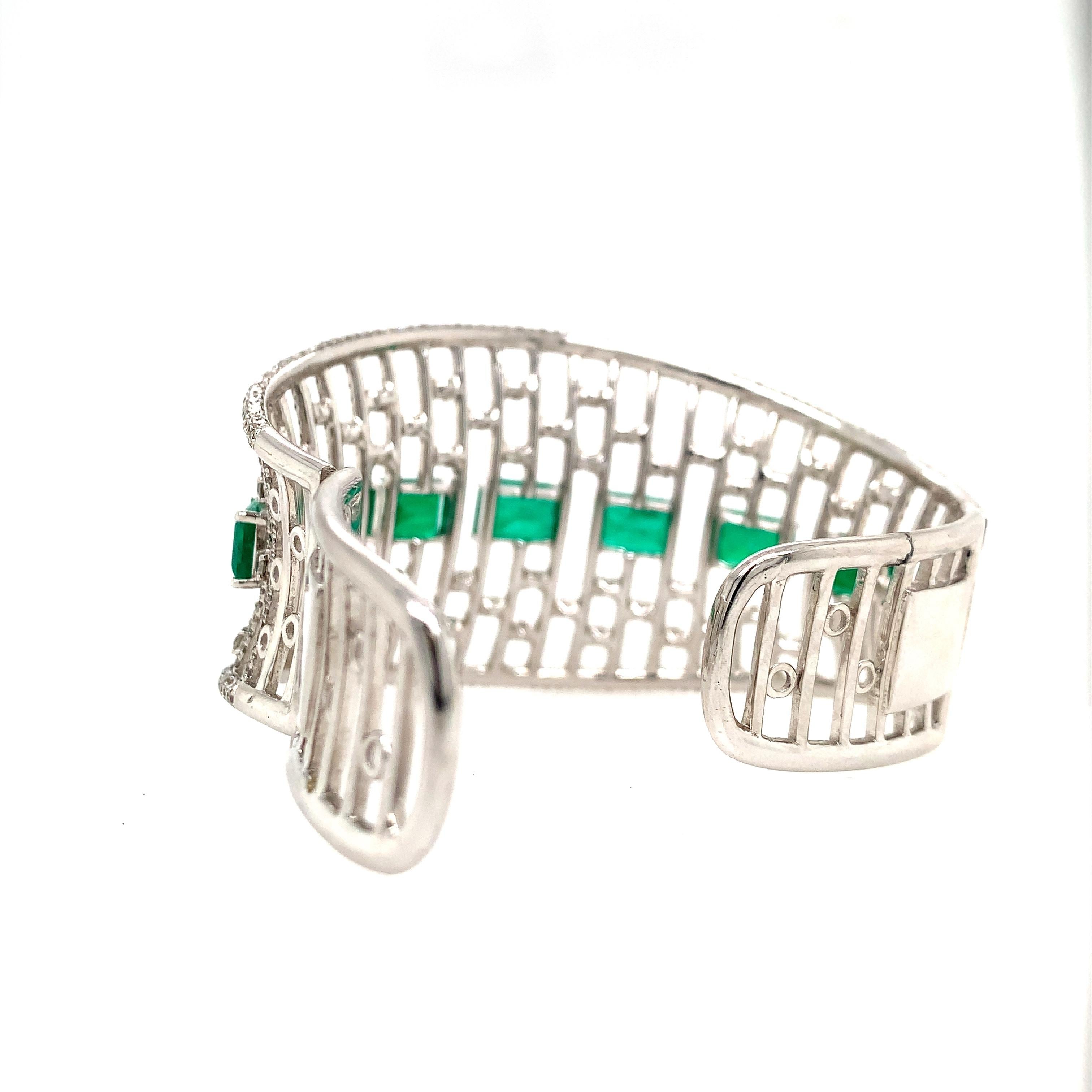 18K White Gold
Emerald: 10.90ct total weight.
Diamond : 7.71ct total weight.
All diamonds are G-H/SI stones.