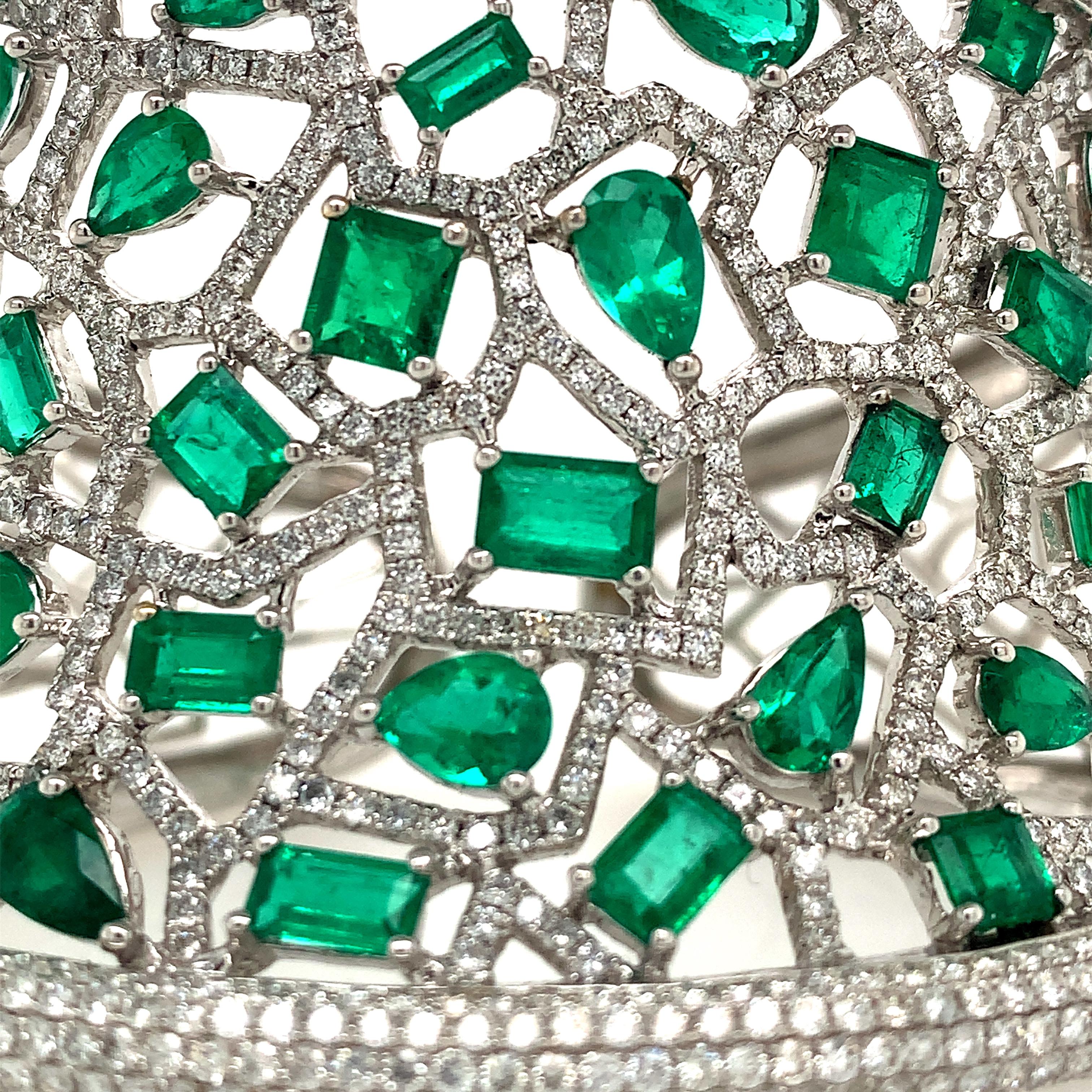 Contemporary RUCHI Emerald and Pavé Diamond White Gold Hinge Cuff Bangle For Sale