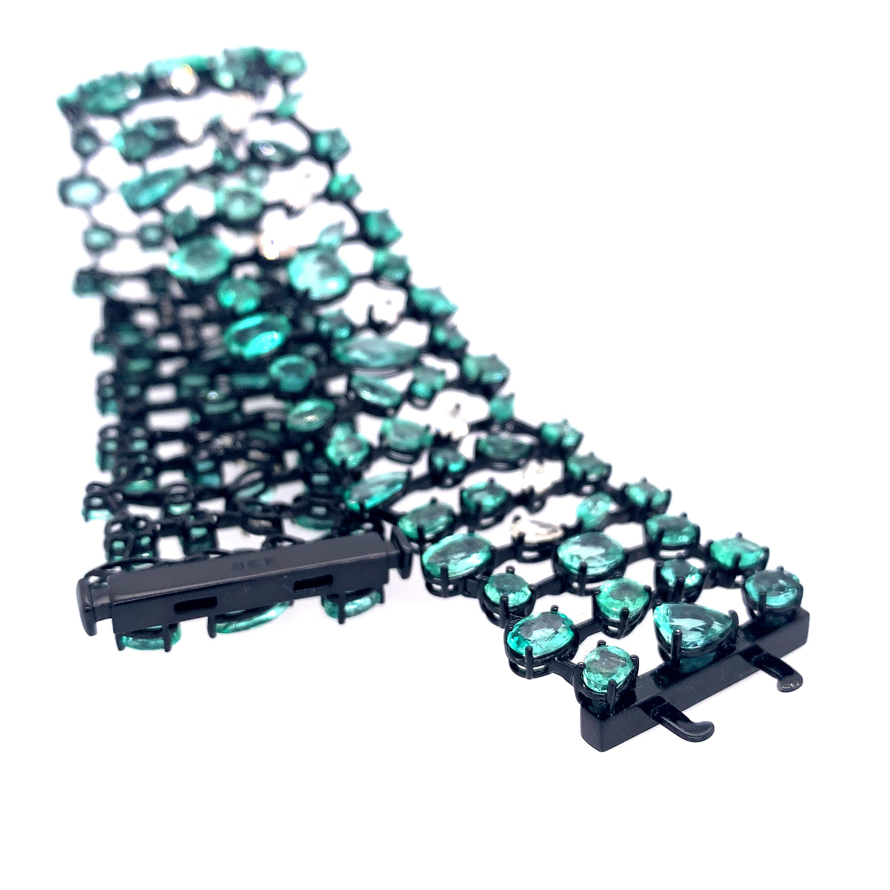 Contemporain RUCHI Bracelet trois rangs d'émeraudes de Colombie de forme mixte et de diamants, rhodium noir en vente