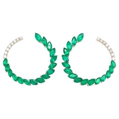 Ruchi New York C-förmige Ohrringe mit Smaragd und Diamanten
