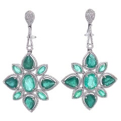 RUCHI Boucles d'oreilles chandelier fleur en or blanc avec émeraudes de formes mixtes et diamants