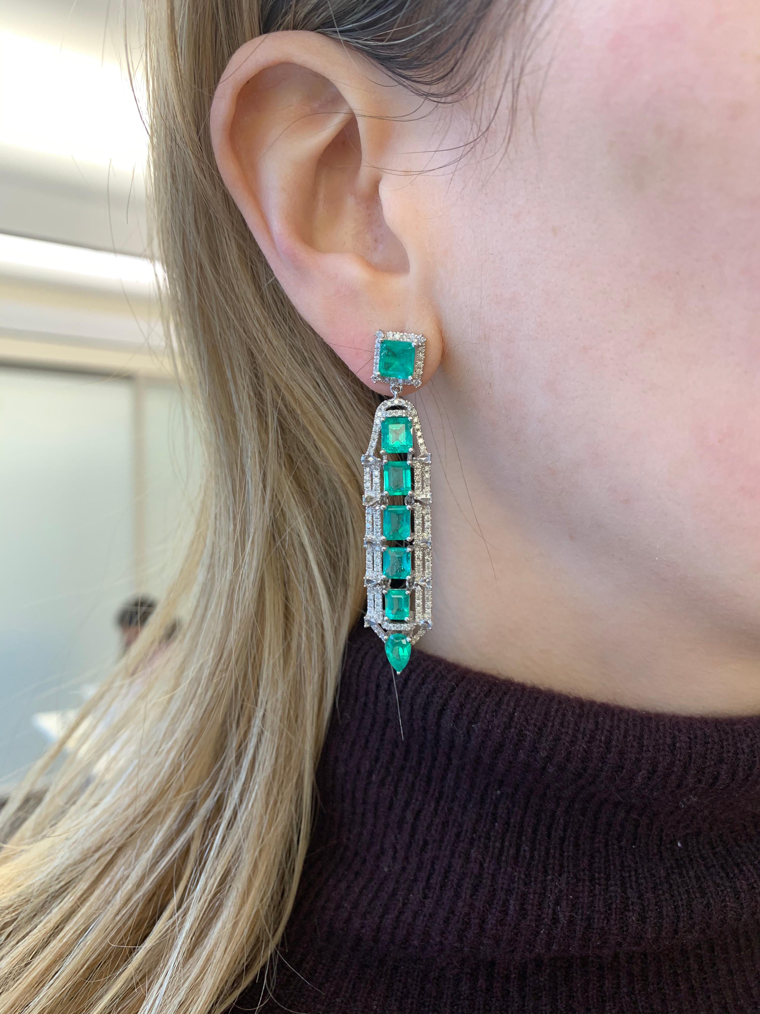RUCHI Ohrringe mit Smaragd und Diamant aus Weißgold (Smaragdschliff) im Angebot