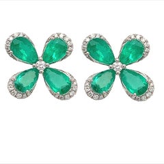 RUCHI Clous d'oreilles fleur en or blanc avec émeraude et halo de diamants