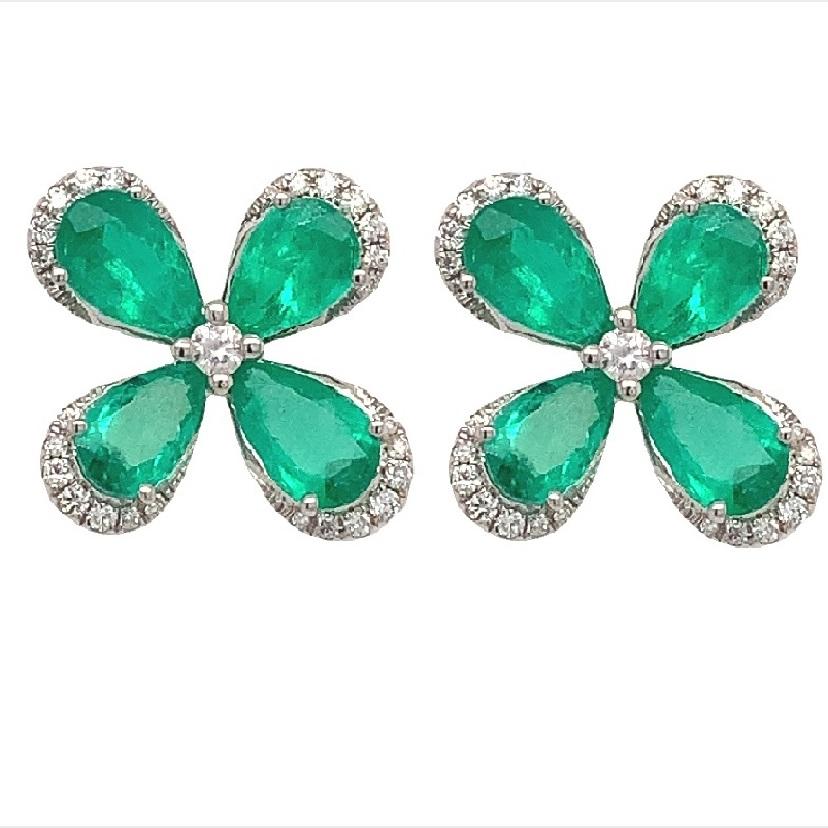 RUCHI Emerald with Diamond Halo White Gold Flower Stud Earrings In New Condition For Sale In New York, NY