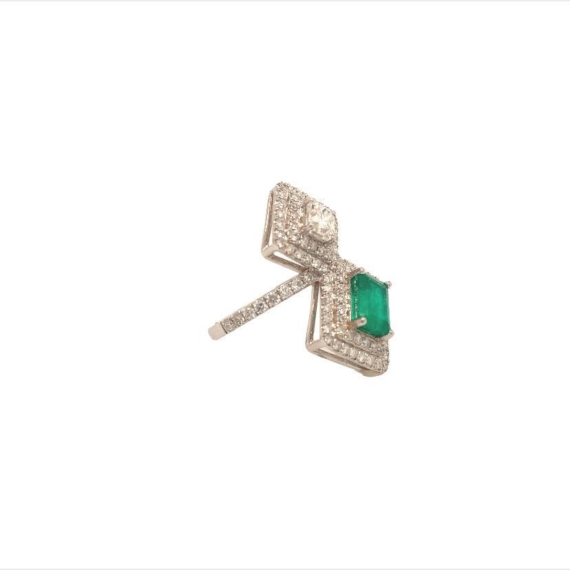 Contemporary RUCHI Colombian Emerald & Princess Cut Diamond White Gold Cocktail Ring For Sale