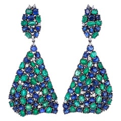 RUCHI Boucles d'oreilles chandelier en rhodium noir avec émeraudes, saphirs bleus et diamants