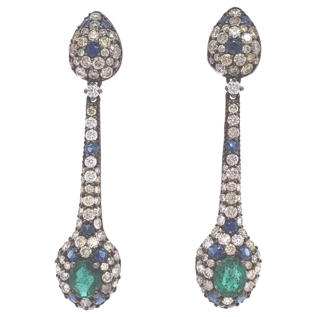 RUCHI Boucles d'oreilles pendantes Pavé d'émeraudes, saphirs bleus et diamants en rhodium noir