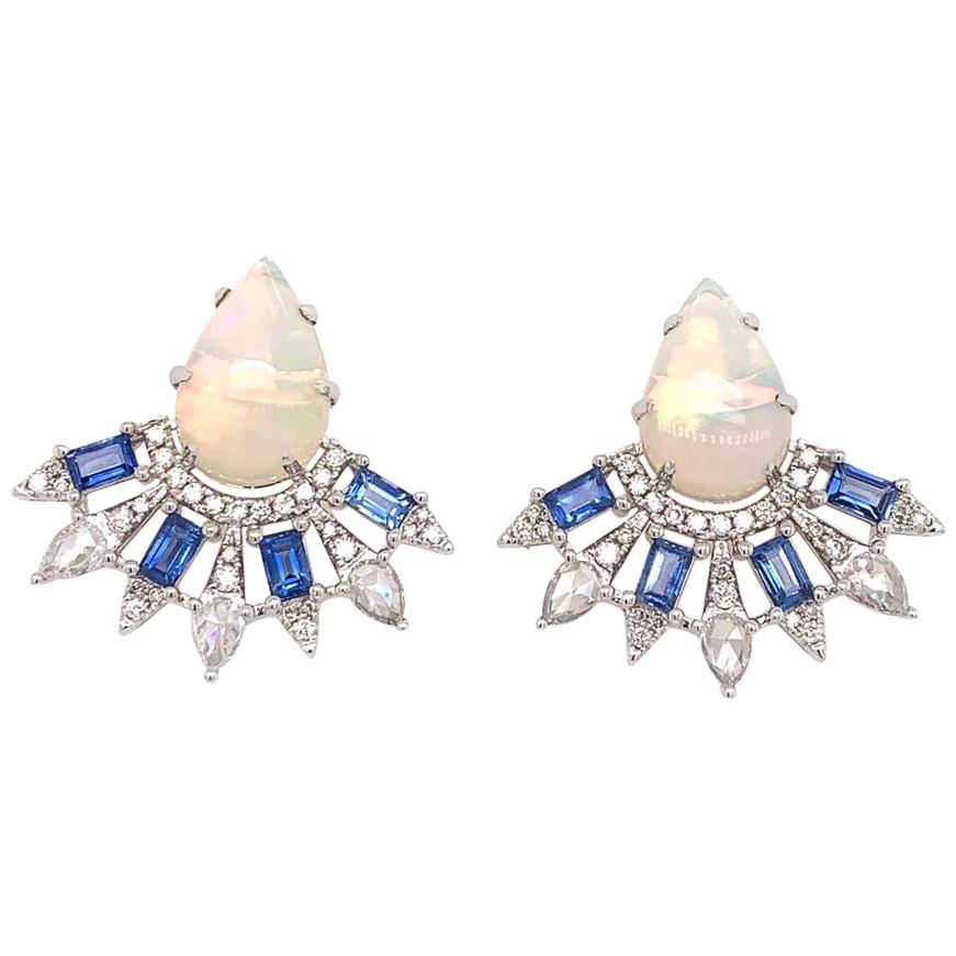 RUCHI Ohrstecker aus Weißgold mit äthiopischem Opal, blauem Saphir und Diamant Baguette im Angebot