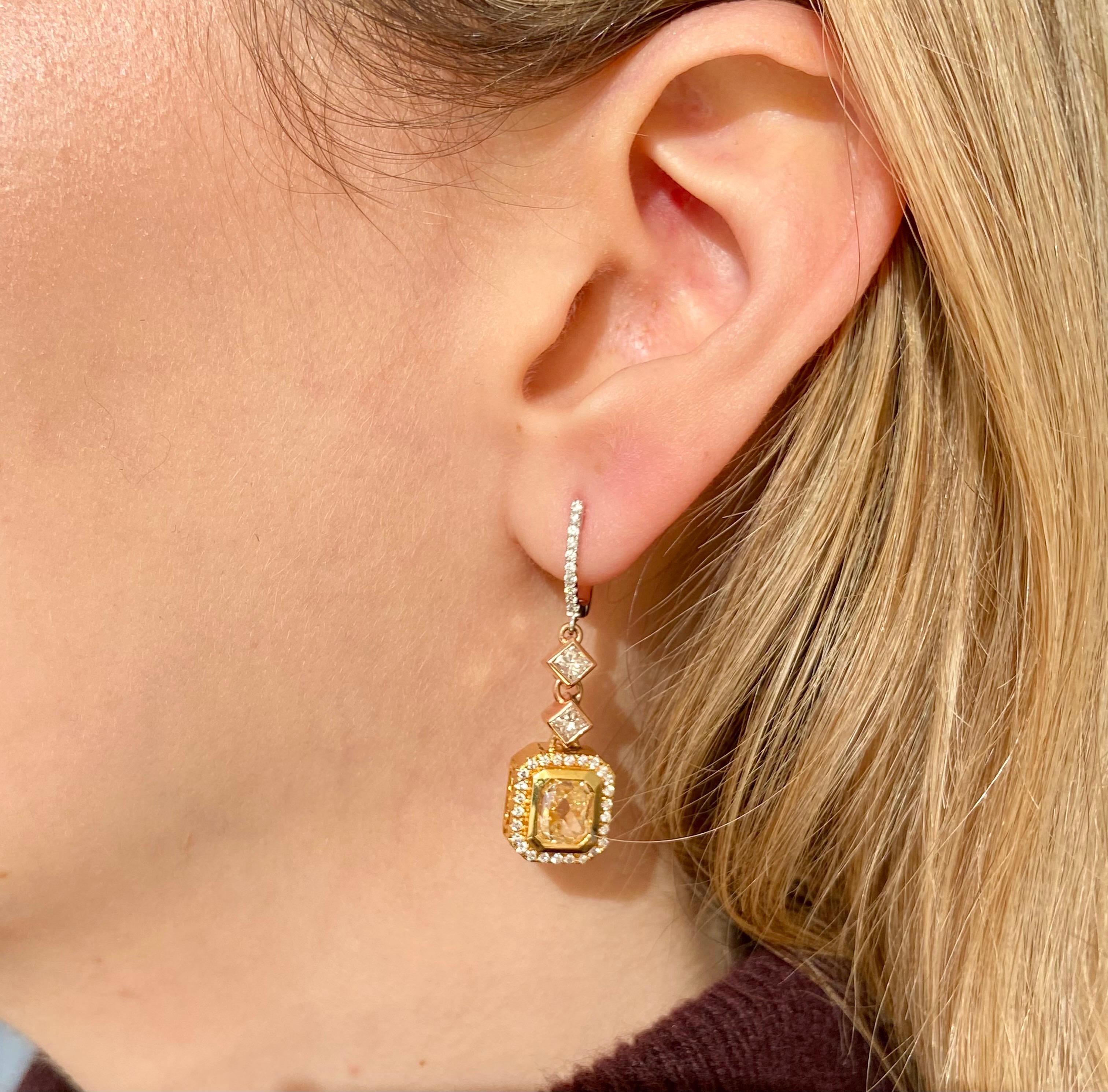 RUCHI Gelbe und weiße Diamant-Tropfen-Ohrringe aus zweifarbigem Gold (Smaragdschliff) im Angebot