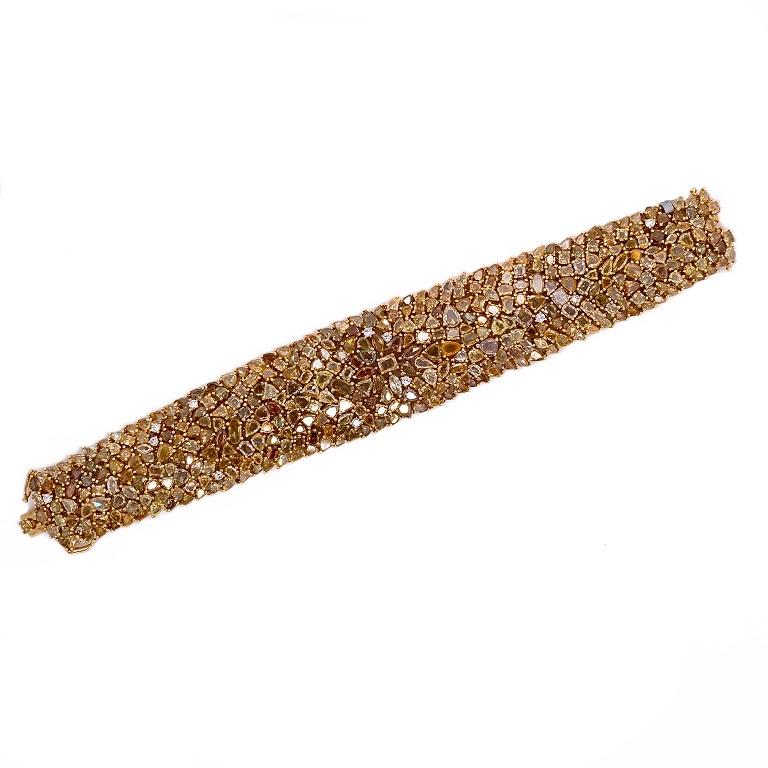 Contemporain RUCHI Bracelet large fantaisie en or jaune avec diamants jaunes et formes mixtes en vente