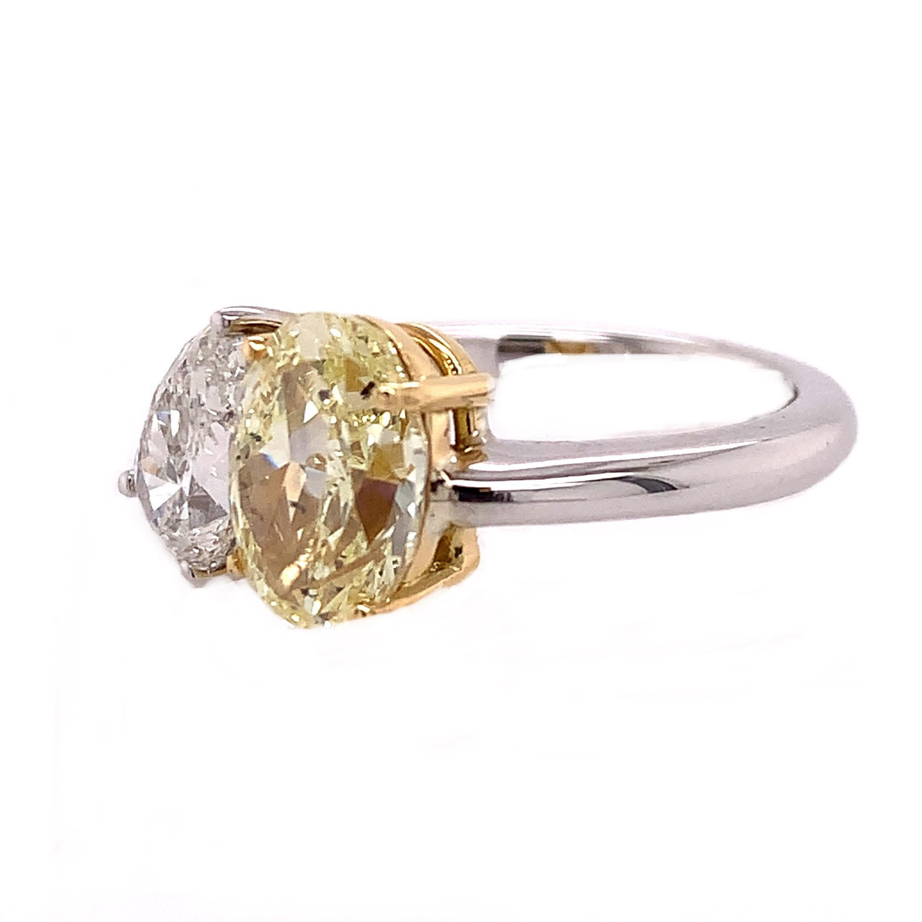 18K White Gold
U.S size 6.
Fancy yellow Diamond: 2.36ct total weight.
Diamond: 1.11ct total weight, G-H/SI stone.
