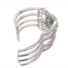 RUCHI Armreif in Blumenform mit Smaragd und Diamant aus Weißgold in Weißgold