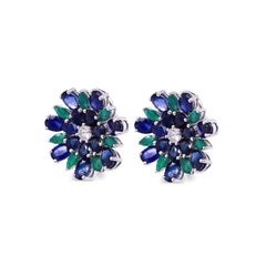 RUCHI Weißgold-Ohrclips mit blauem Saphir, Smaragd und Diamant mit Blumenmuster