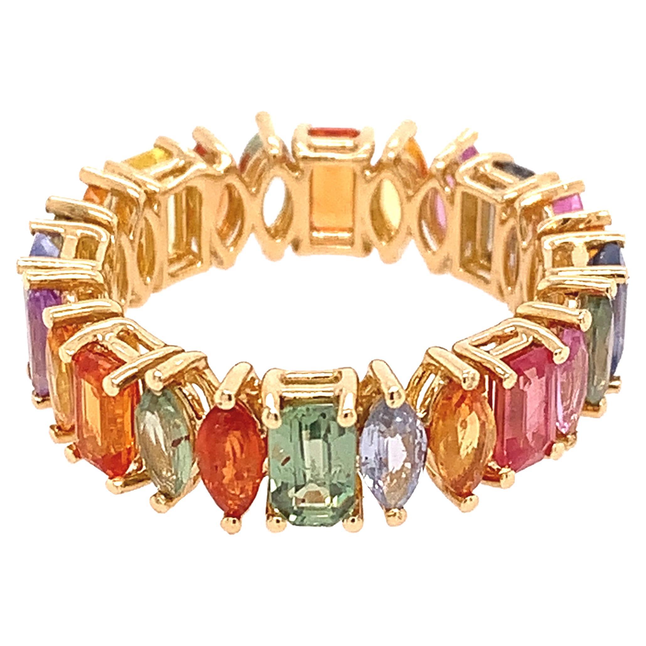 RUCHI Eternity-Ring aus Gelbgold mit mehrfarbigem Smaragd und Saphir im Marquiseschliff