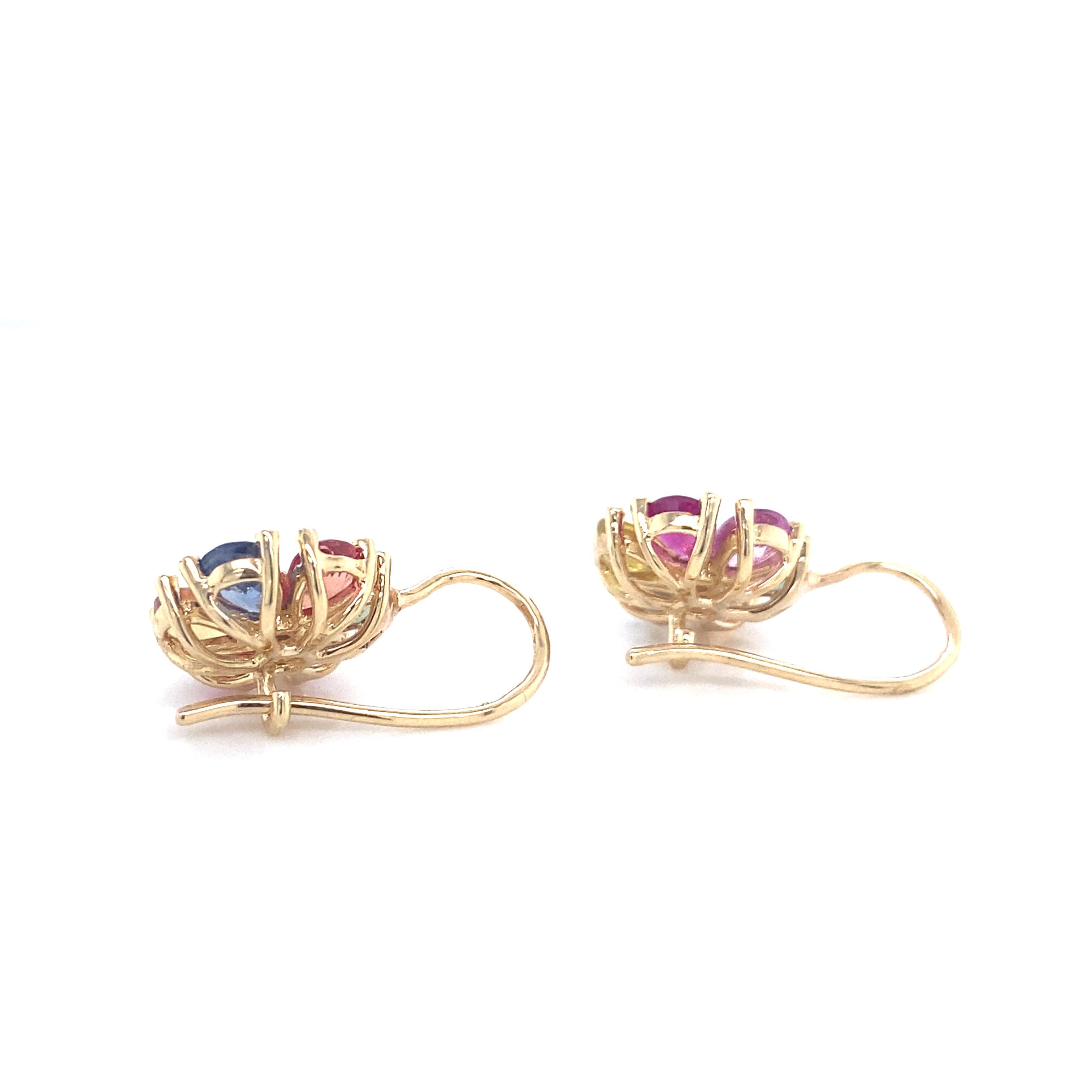 RUCHI Mehrfarbige Saphir-, Rubin- und Diamanten-Ohrringe in Form einer Blume mit Hebelverschluss (Zeitgenössisch) im Angebot