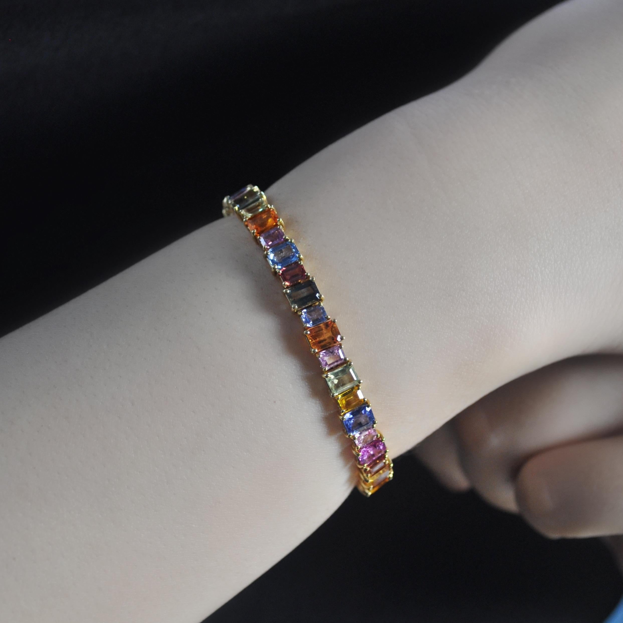 Taille octogone RUCHI Bracelet à maillons en or jaune et saphirs multicolores en vente