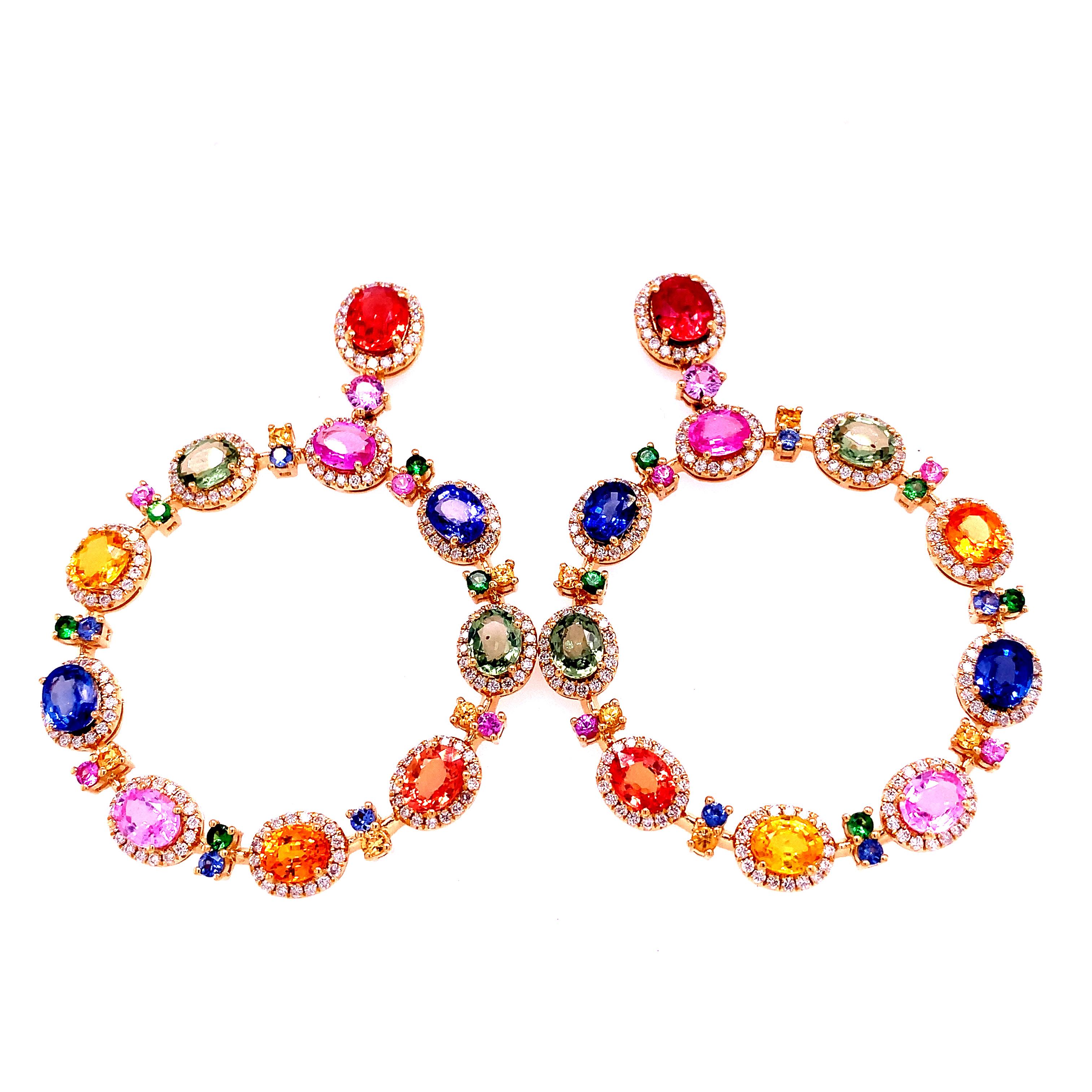 Kollektion Regenbogen,

Ohrringe mit mehrfarbigen Saphiren und Diamanten aus 18 Karat Gelbgold.

Mehrfarbiger Saphir: 11.46ct Gesamtgewicht.
Diamanten: 1.33ct Gesamtgewicht.
Alle Diamanten sind G-H/SI-Steine.