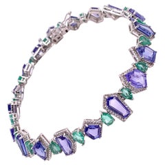 Bracelet Ruchi New York en tanzanite de différentes formes, émeraudes et diamants