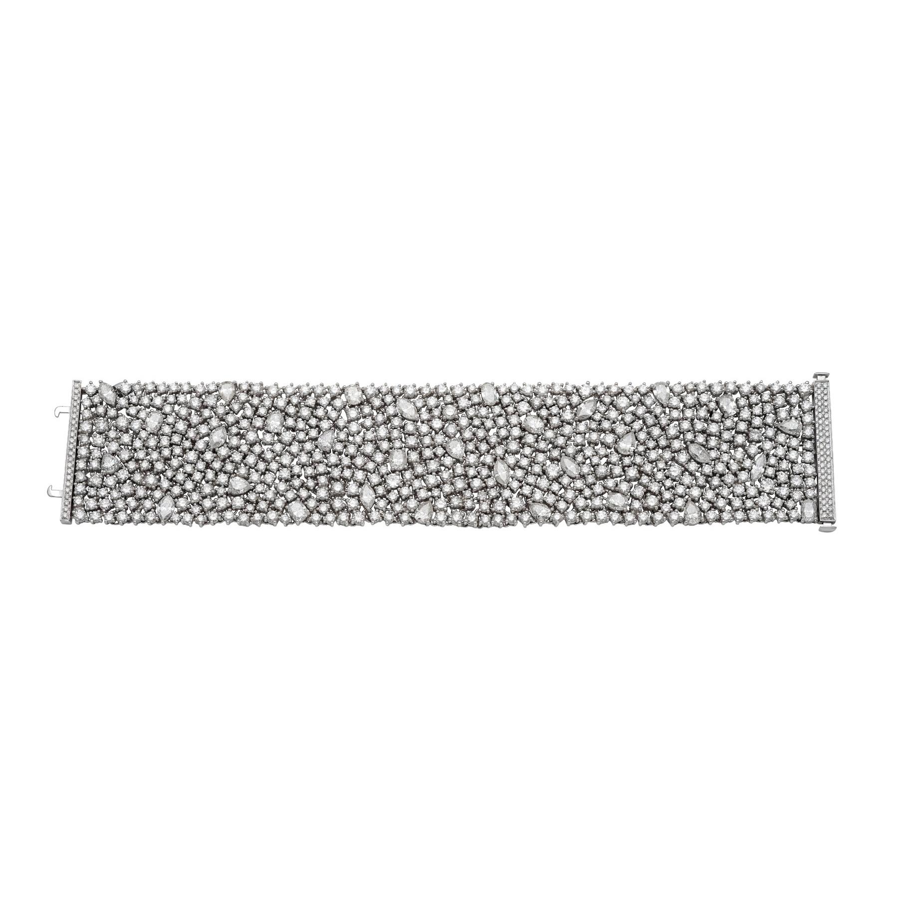 Contemporain RUCHI Bracelet large style maille en or blanc avec diamants de formes mixtes de 43,61 carats en vente