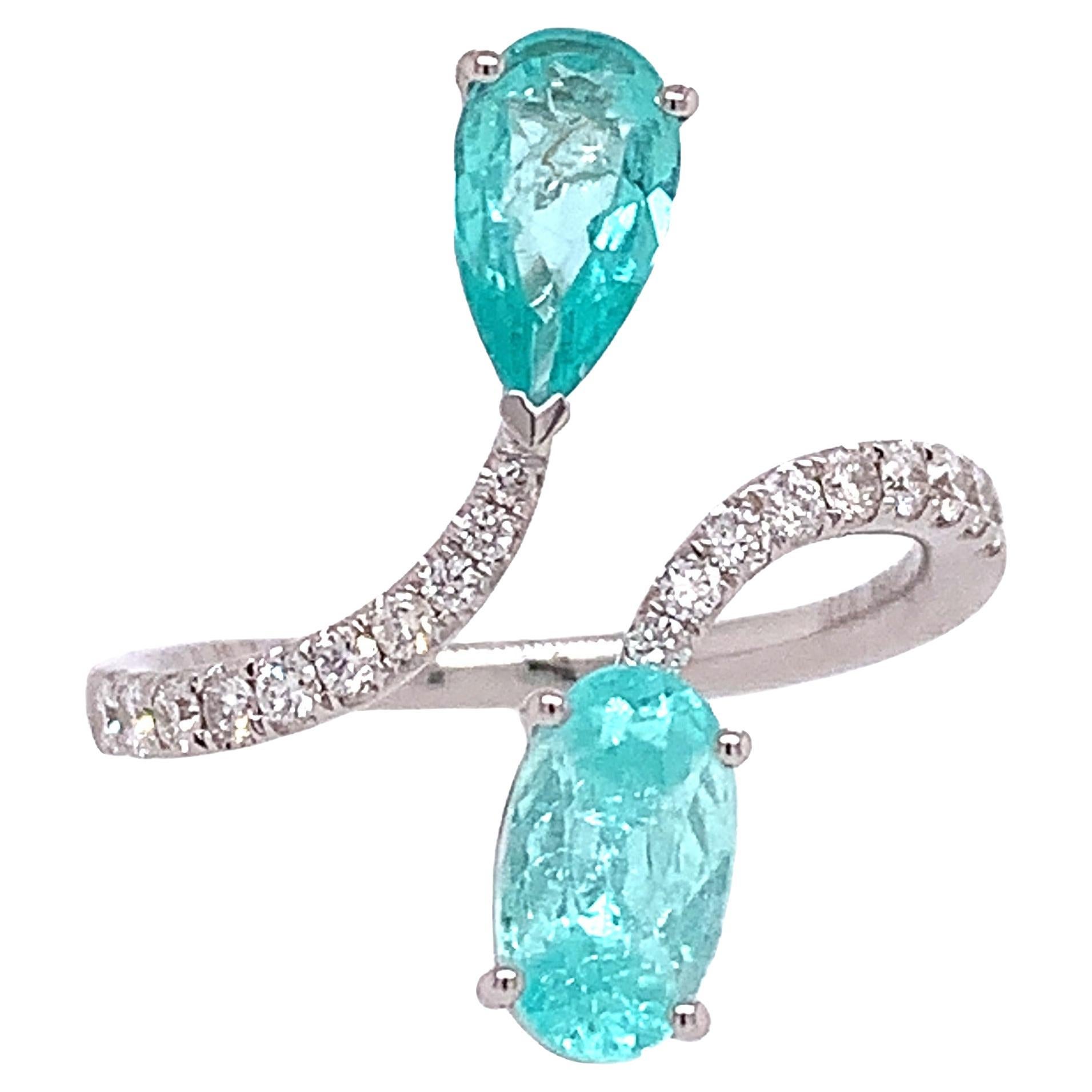 RUCHI Bypass-Ring aus Weißgold mit Paraiba- und Diamant-Akzent