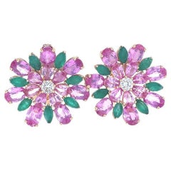 RUCHI Clous d'oreilles fleur en or rose, saphir rose, émeraude et diamant