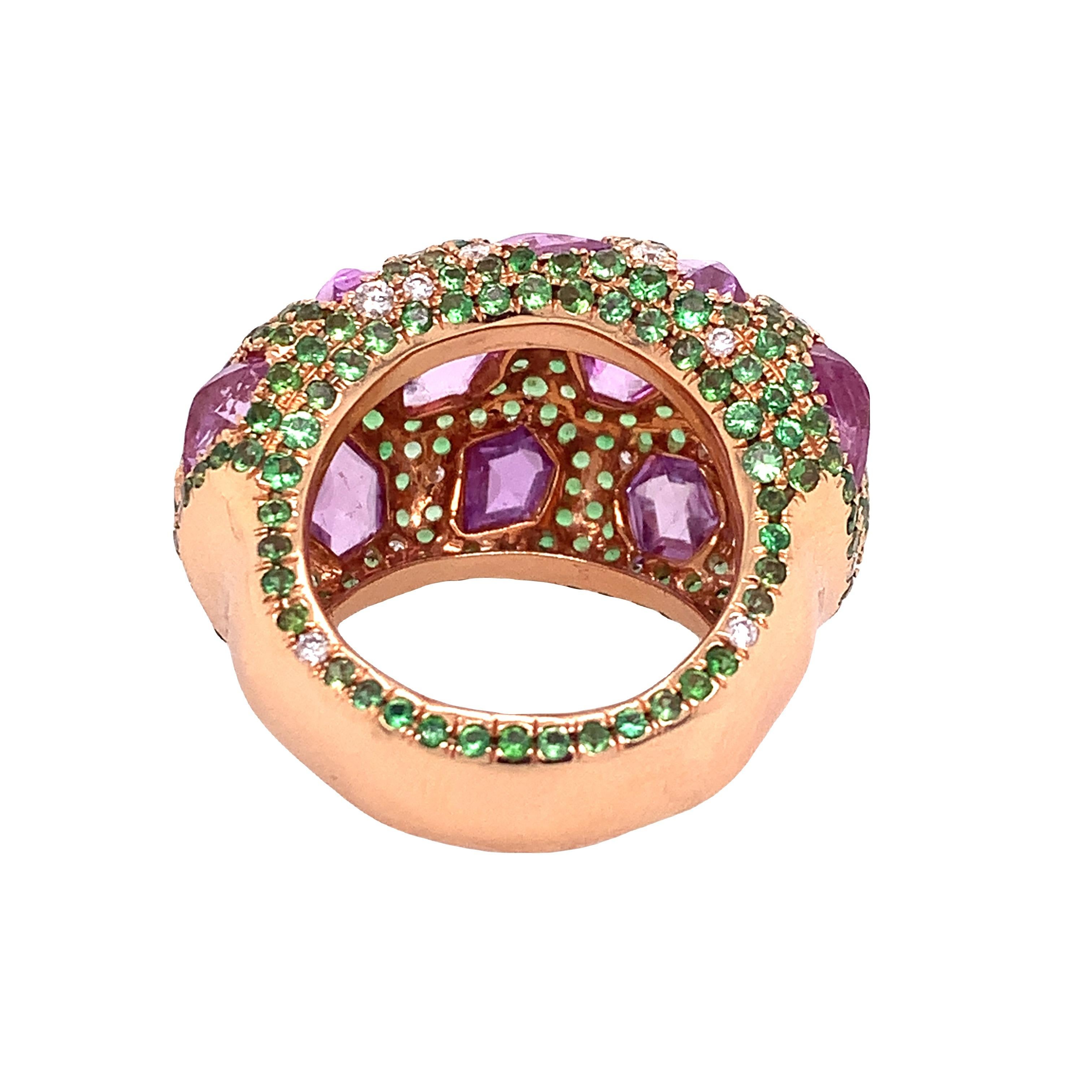 RUCHI Cocktail Dome Ring aus Roségold mit rosa Saphir, Tsavorit und Diamant (Gemischter Schliff) im Angebot