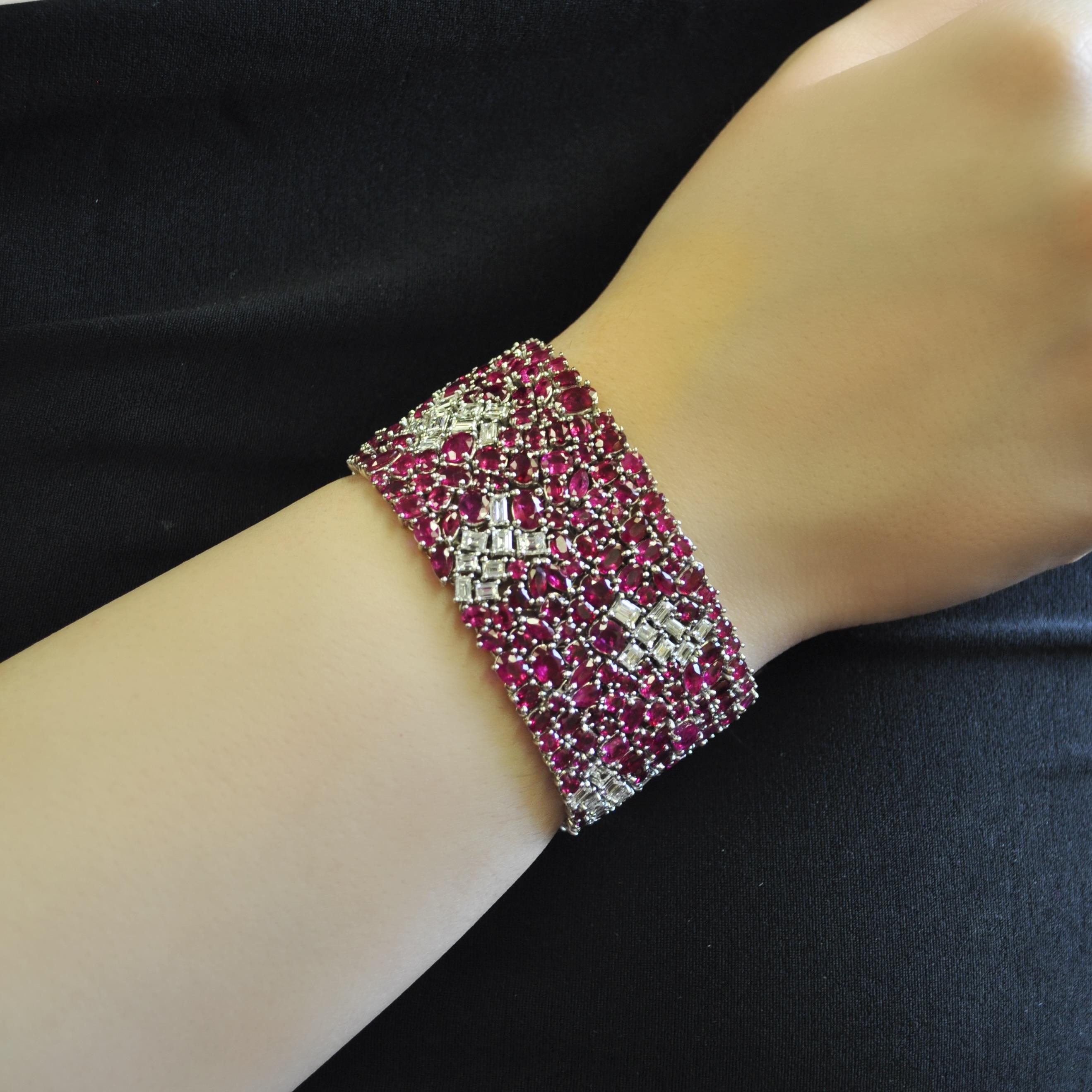 Contemporaneo RUCHI Bracciale largo in oro bianco con rubini a forma mista e diamanti a baguette in vendita