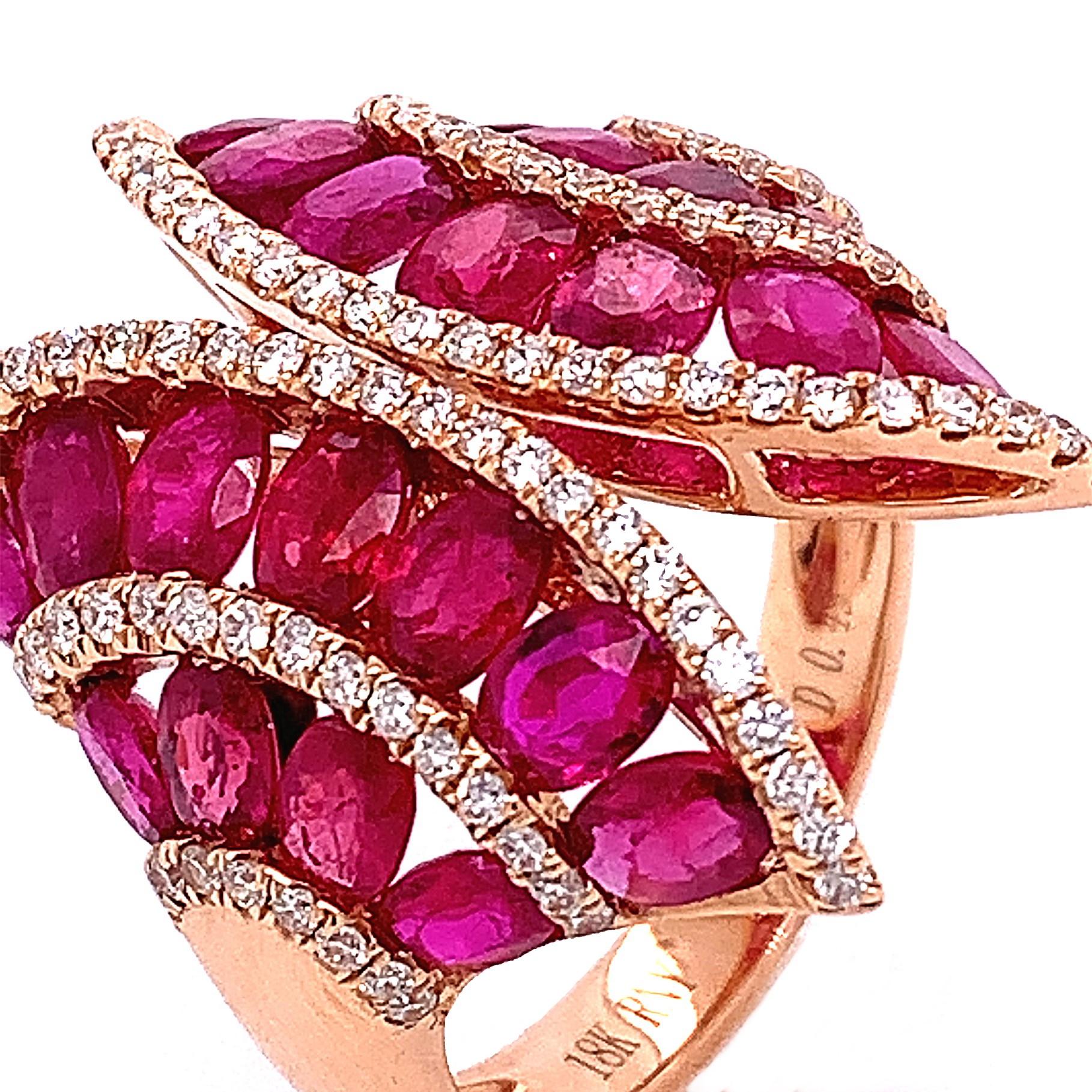 Contemporain RUCHI Bague cocktail en or rose bordée de rubis ovales et de diamants brillants en vente