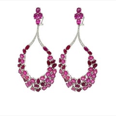 RUCHI Pendientes colgantes de oro blanco con rubí ovalado y pavé de diamantes