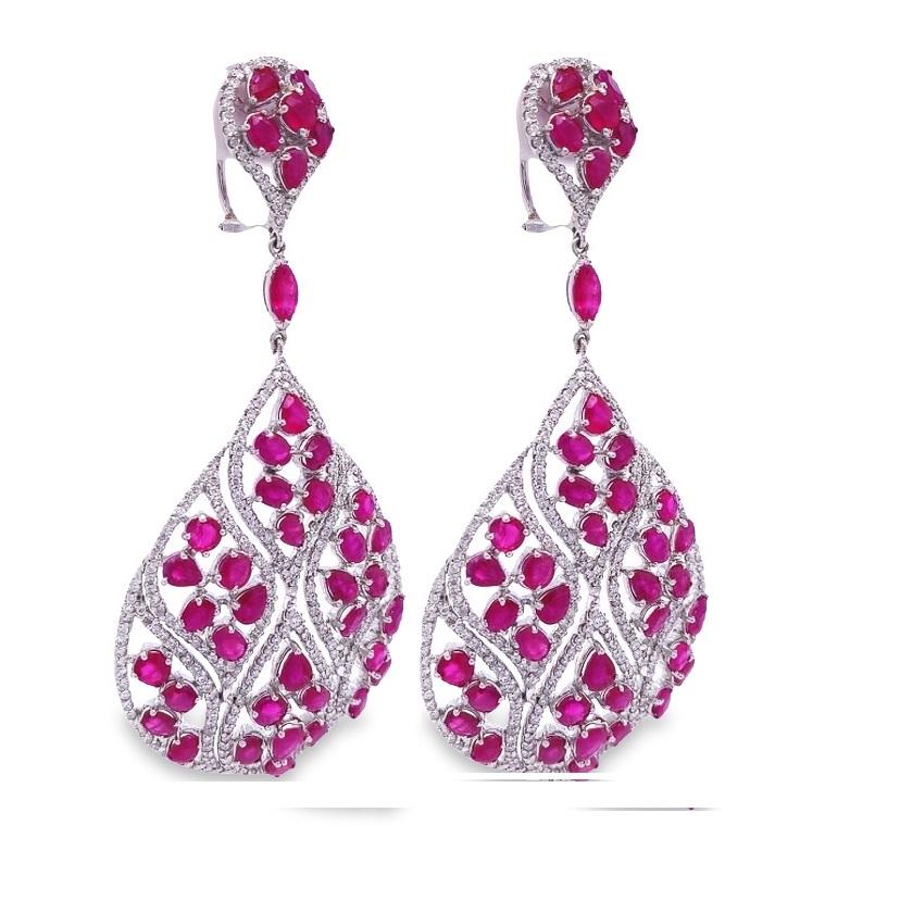 Contemporain RUCHI - Boucles d'oreilles clips en or blanc avec rubis et diamants de forme mixte en vente