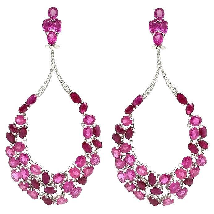 RUCHI - Boucles d'oreilles pendantes en or blanc ornées de rubis ovales et de diamants pavés