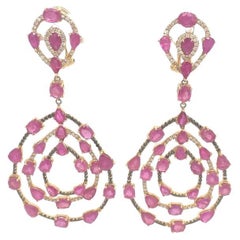 RUCHI Boucles d'oreilles pendantes en or jaune avec rubis, pavé de diamants noirs et diamants