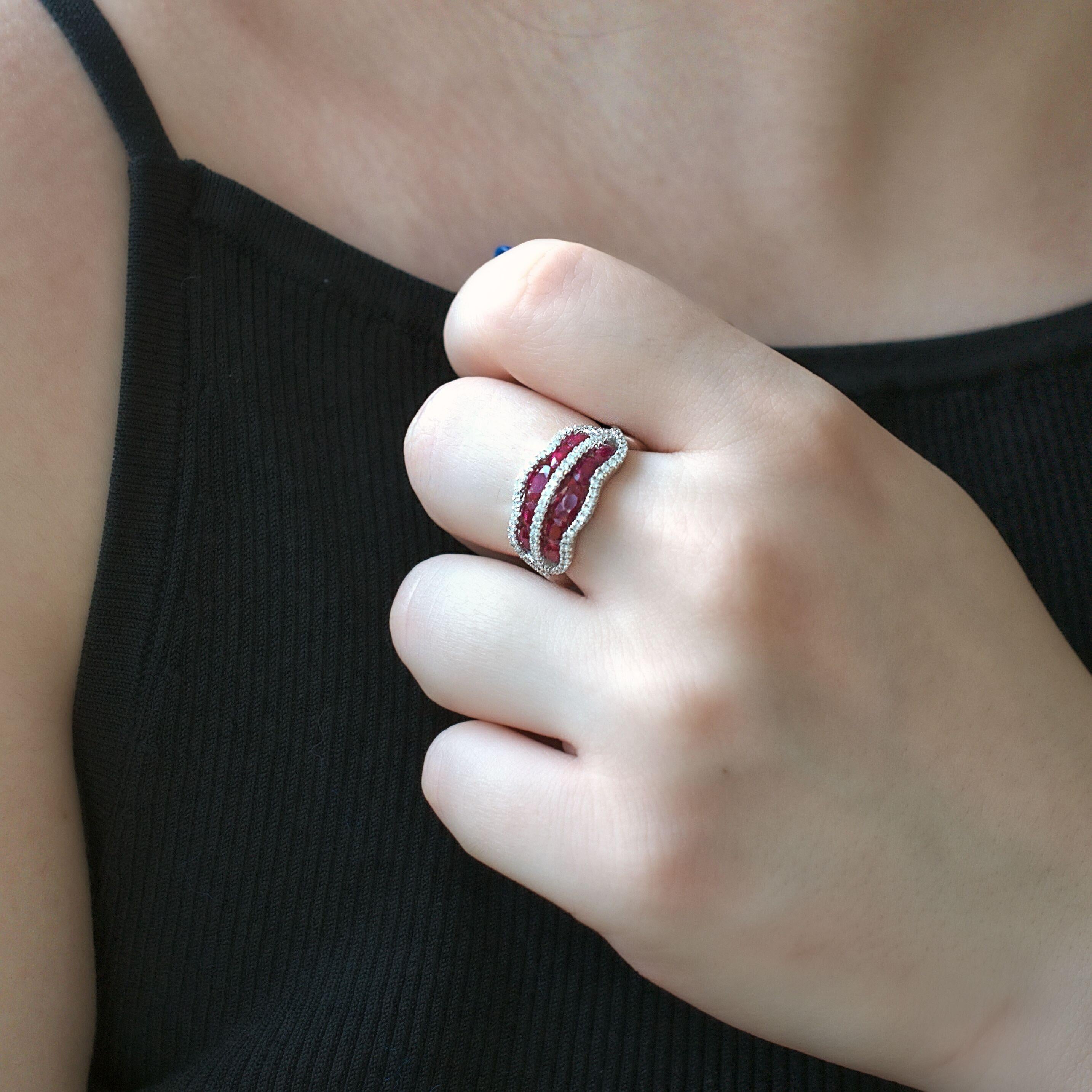 Anello RUCHI con rubino e pavé di diamanti in oro bianco con gambo a tortiglione In condizioni Nuovo in vendita a New York, NY