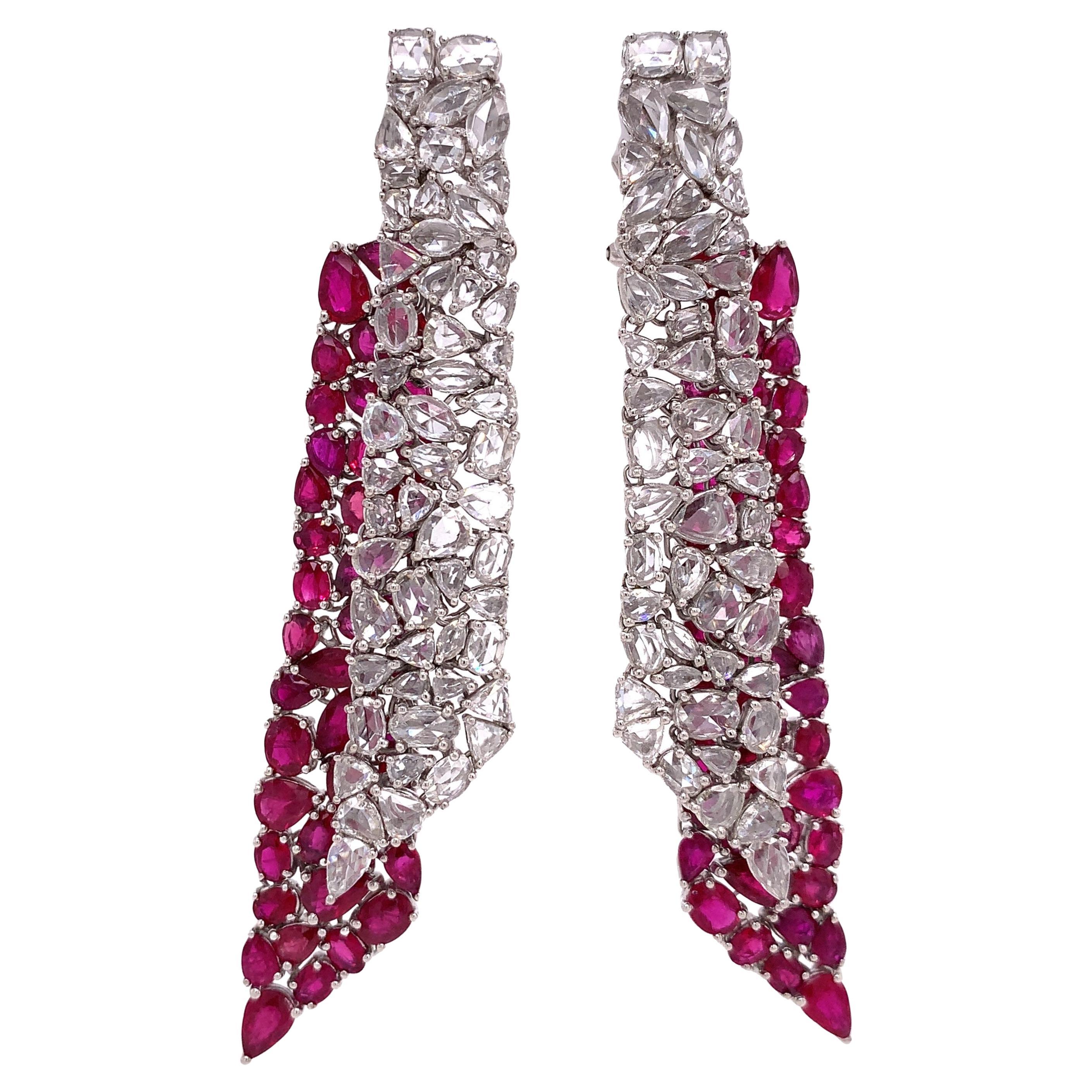 RUCHI - Boucles d'oreilles pendantes en or blanc avec rubis taillés en rose et diamants